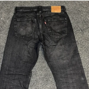 Levis 501 - Tvär snygga grischiga jeans i utmärkt skick. Nypris ca 1100 , mitt pris 299. Hör av dig om du har några frågor. Fraktar alltid inom ett dygn 🙌