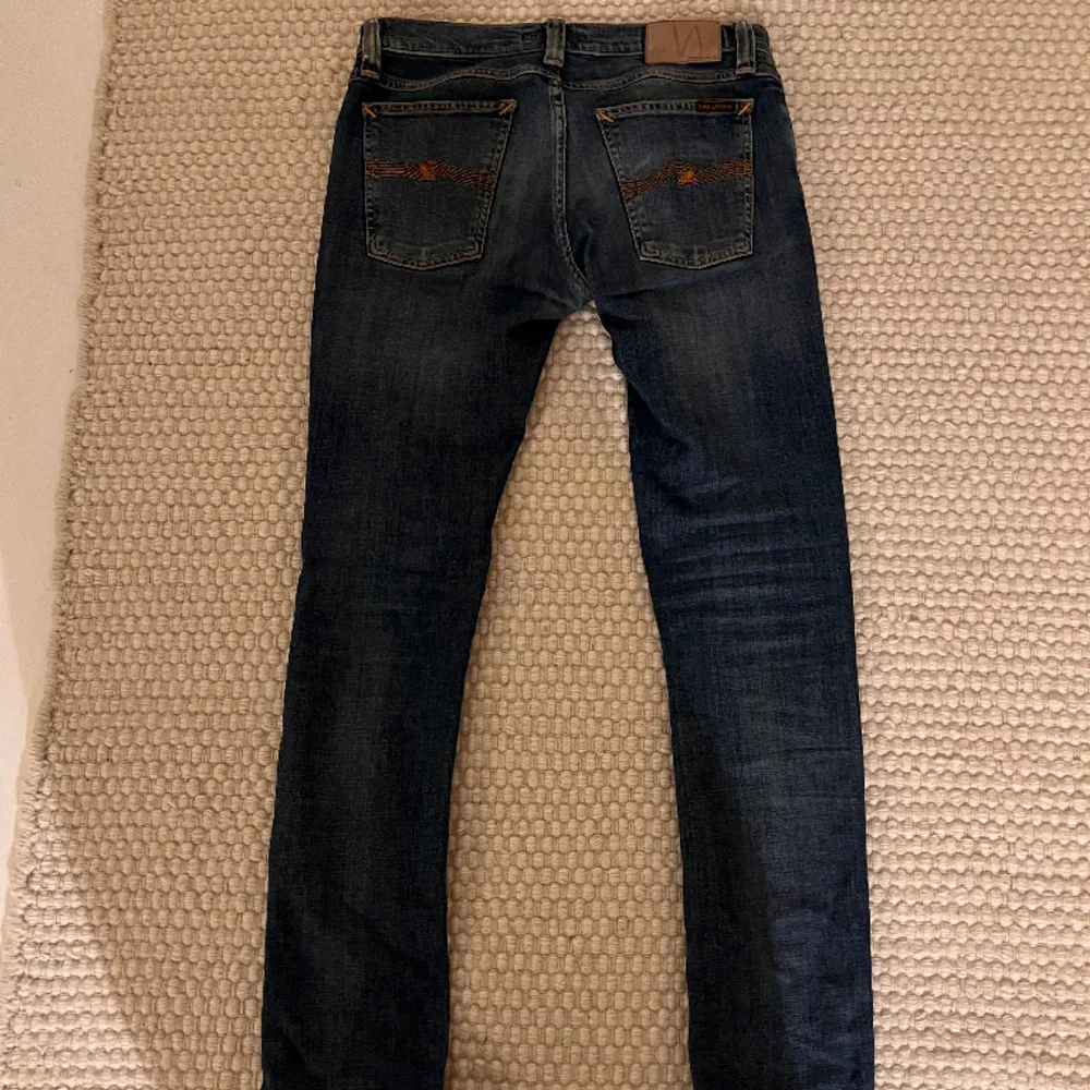 Ett par riktigt feta och stilrena jeans som passar till nästan allt! De är storlek W28 men skulle mer säga att de sitter som 29 eller 30. Jeans & Byxor.