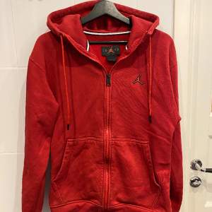 Röd zip hoodie från Jordan, i storleken S. Använt men bra skick, inga skador eller liknande. 
