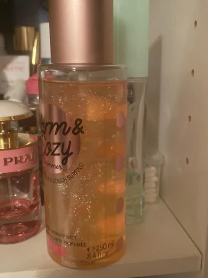 Pink Warm & Cozy shimmer mist soft Vanilla  - Pink Warm & Cozy shimmer mist soft Vanilla  Victoria’s secret Beauty 250ml E bild för mängd 