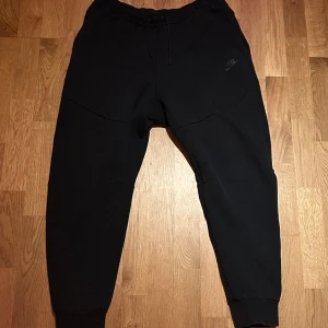 Nike tech fleece  - Fint skick con 9/10, pris kan diskuteras vid köp, skriv om du har några frågor. 