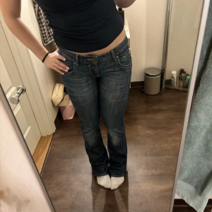 Lågmidjade jeans - Lågmidjade jeans från märket cross, storlek 28/34💙 Jag är 165 cm lång