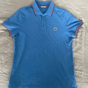 Moncler pike - Moncler pike storlek M Fint använt skick inga skador eller fläckar Finns i Stockholm eller postas spårbart 