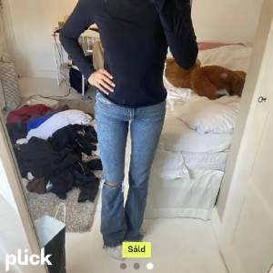 Säljer ett par super snygga   Lågmidjade bootcut jeans från Gina tricot💕de är använda ett fåtal gånger❤️