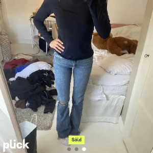 Lågmidjade bootcut jeans  - Säljer ett par super snygga   Lågmidjade bootcut jeans från Gina tricot💕de är använda ett fåtal gånger❤️