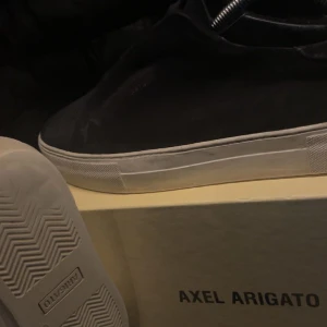 Axel Arigato - Skick: 8/10 Nypris: 2650 SEK Mitt pris: 1299 SEK‼️ 
