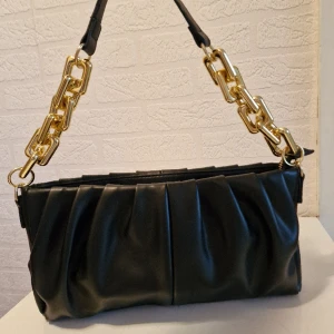 Väska  - Väska med plast kedja 