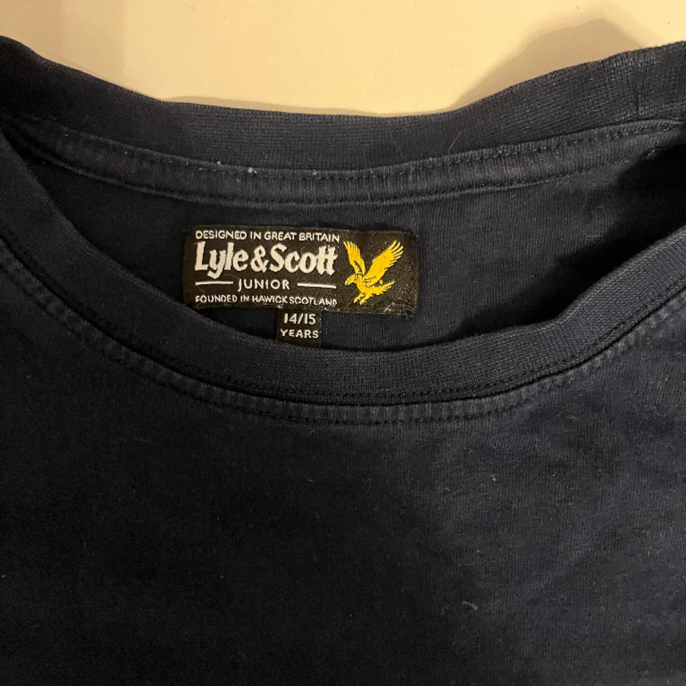 Säljer min Lyle&scott T-shirt som jag växt ur, 9/10 skick, storlek XS. T-shirts.