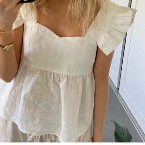 Vit topp/ linne  - Säljer denna as fina linnet/ blusen  Lånade bilder 💗