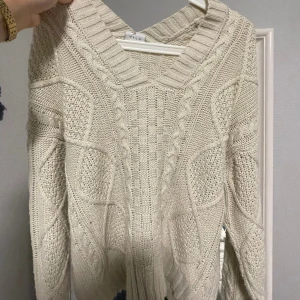 Beige teöja - Mysig beige stickad tröja med V ringning från Vila. Väl använd, storlek M💕