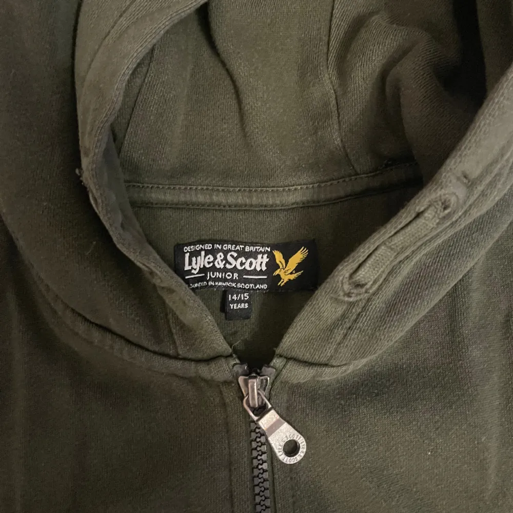 Säljer min Lyle&scott zip hoodie som jag växt ur, 9/10 skick, storlek 14-15 år i barn som motsvarar XS-S i herrstorlek ordinarie pris 750kr . Hoodies.