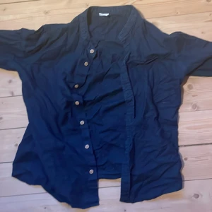 Mörkblå barnskjorta utan krage. - Använd ett fåtal gånger, och i gott skick. Storlek 164 barnstorlek, normal storlek. Inte storlek small, även om beskrivningen säger det.