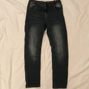 Säljer ett par svarta jeans. Jag säljer för att jag har växt ur de. Skick: 9/10. Fråga om du undrar något.