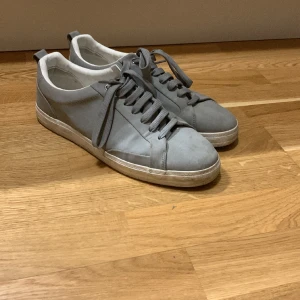 Skor från zara - Säljer dessa sjukt snygga skor från zara skor som jag knappt använt eftersom de inte passar min fot så bra till er sjukt bra pris! Bara att höra av er vid frågor. Str 42 men ganska smala.