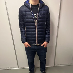 Moncler Athens Jacka - Väldigt snygg jacka från moncler! Jackan är i väldigt bra skick utan defekter. Ny priset är över 13 000;- men vi säljer för 4299;- Vid fundering skriv i dm! 