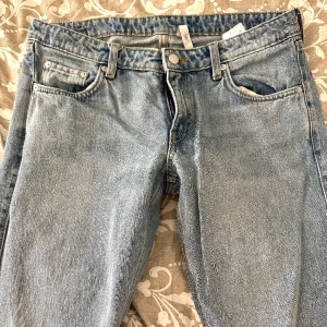 Lågmidjade jeans - Lågmidjade jeans från weekday i en straight modell. Kommer inte till användning 