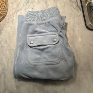 Juicy byxor - Juicy byxor i bra skick Använd många gånger! Säljes eller byter mot svarta eller mörkblå juicy byxor en av metall saken på snöret har låsnat