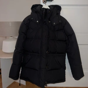 Boomerang classic down jacket - Storlek M, passar även S. Använd fåtal ggr under 1 säsong. Bra skick. 