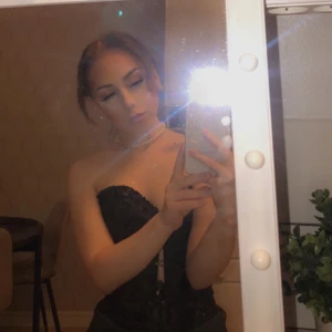 Korsett - En svart korsett, jättesnygg. Storlek XS/S.  Knappt använd