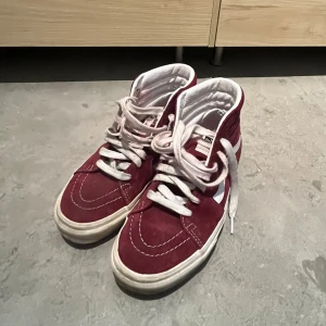 Röda vans - Röda vans, ändå bra skick! Inte så använda:) storlek 37