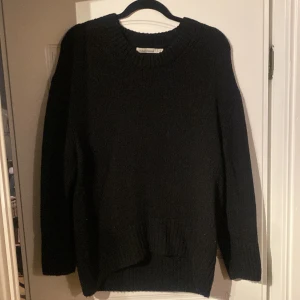 Svart stickad tröja  - En svart stickad tröja från carin Wester i storleken S. Skulle dock säga att den är lite stött i storleken så är mer som en M.  Har ni några frågor så är de bara att fråga. 