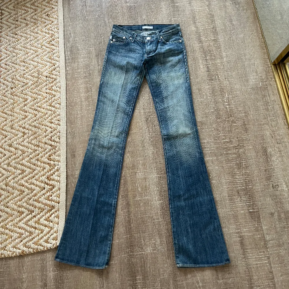 Skitsnygga vintage bootcut jeans köpta secondhand i USA! Jättebra skick! Skulle säga de passar en 34. Extra långa! Lågmidjade. Ca 37 cm i midjemått. Innerbenslängd ca 90 cm . Jeans & Byxor.