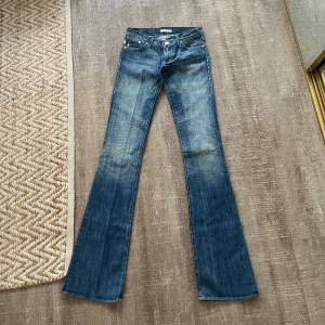 Skitsnygga vintage bootcut jeans köpta secondhand i USA! Jättebra skick! Skulle säga de passar en 34. Extra långa! Lågmidjade. Ca 37 cm i midjemått. Innerbenslängd ca 90 cm 