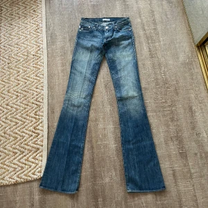 Vintage bootcut jeans  - Skitsnygga vintage bootcut jeans köpta secondhand i USA! Jättebra skick! Skulle säga de passar en 34. Extra långa! Lågmidjade. Ca 37 cm i midjemått. Innerbenslängd ca 90 cm 