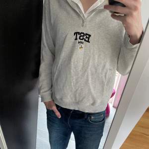 riktigt skön Zip hoodie ärvt denna av min brorsa men har inte kommit till användning bra skick och säljer billigt skriv privat för mer info och prisförslag 