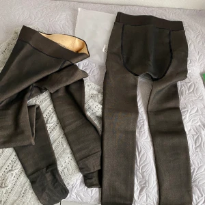 Oanvända Fodrade strumpbyxor - 2 st fodrade strumpbyxor i strlk S/M som ej är använda. Två olika tjocklekar, 220 resp 320 gram. Ser väldigt naturliga ut på så är perfekta för kyla när man vill ha kjol. Säljer då passformen ej passade mig. Kostade 500 kr