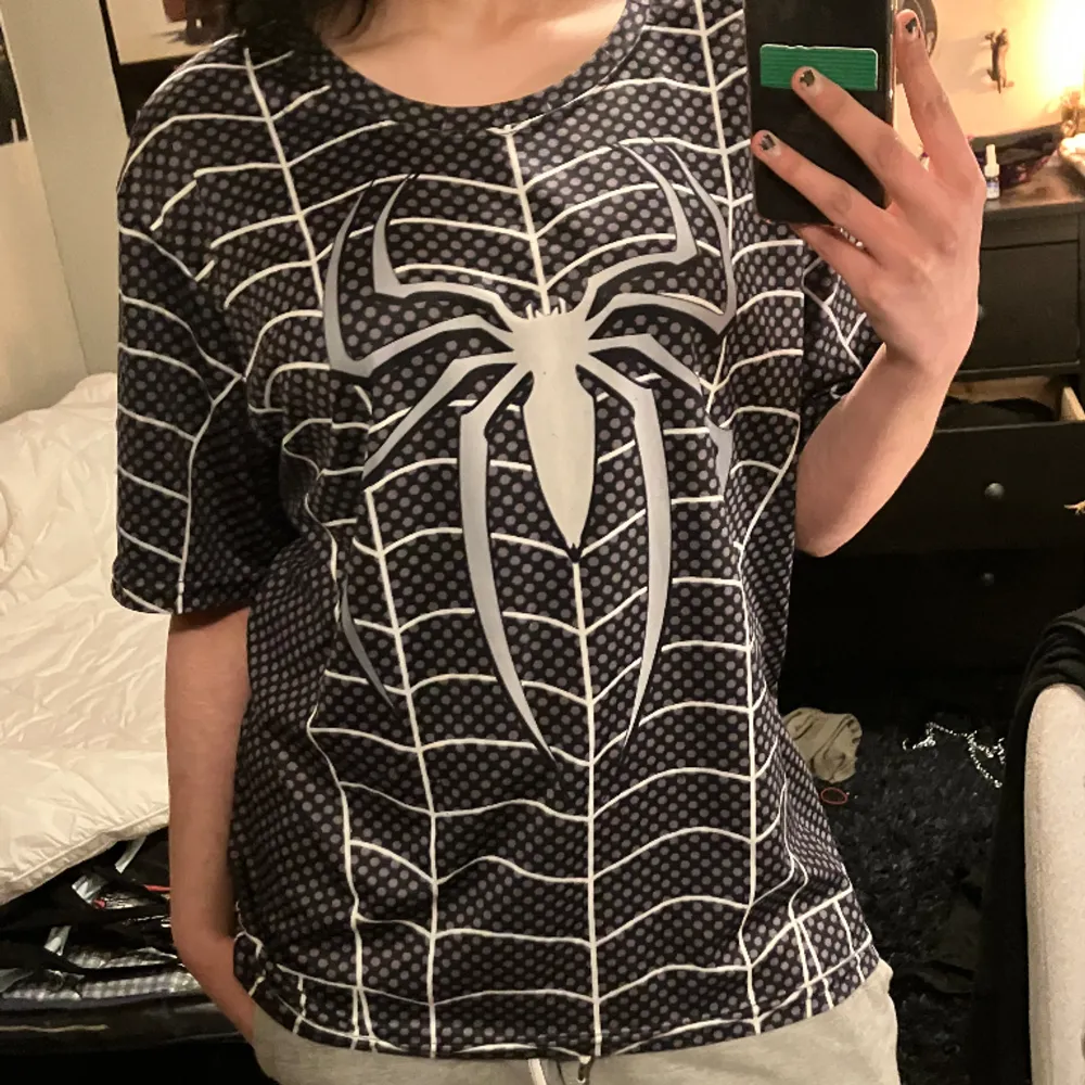 Väldigt skön och luftig tröja med spiderman tryck, passar perfekt till sommaren :3 bra skick, inga skador på tröjan vad jag har märkt. . T-shirts.