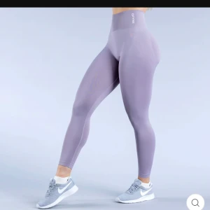 Dfyne Dynamic Tights - Säljer ett par Dfyne Dynamic Tights. Nypris över 700 plus tull. Storlek L men passar M då de är rätt små i storlek. Sitter jätte smickrande med scrunch baktill och ett bra material, aldrig använda!