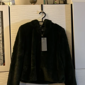 Fuskpäls jacka med luva - Mörkgrön fuskpäls kort jacka S Aldrig använd