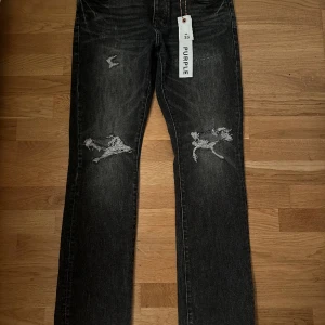 Purple-Brand jeans - Hej! Säljer mina Purple-brand jeans, style no. P004. Jeansen är använda Max 3-4 gånger då jag säljer dom eftersom de sällan kommer till användning. Ny pris för dessa par är 3500kr. Vid fundering av pris så är det bara att höra av sig.