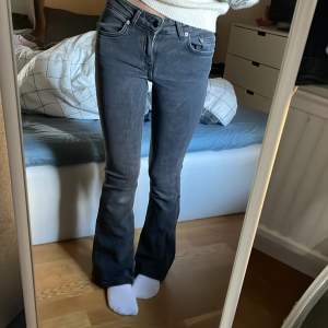 Lågmidjade mörkgrå jeans från lager i strl xxs (short) passar nån som är runt 160 💕 använda typ 3 gånger, nypris 400kr
