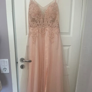 Balklänning  - Säljer denna svin snygga balklänningen som är i super skick!💓 Klänningen är från JJ house och nypriset ligger på 2400kr.