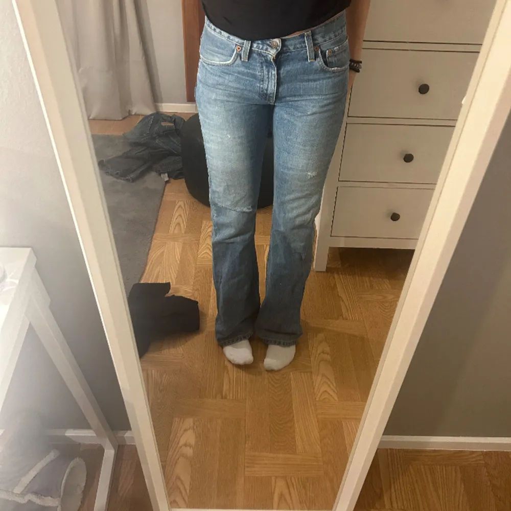 Raka/bootcut jeans från Levis köpta second hand, midwaist. Säljer då dom är lite små på mig och har aldrig använt dom, storleken står inte kvar men skulle säga att dom är som en xs eller 25/32❤️. Jeans & Byxor.