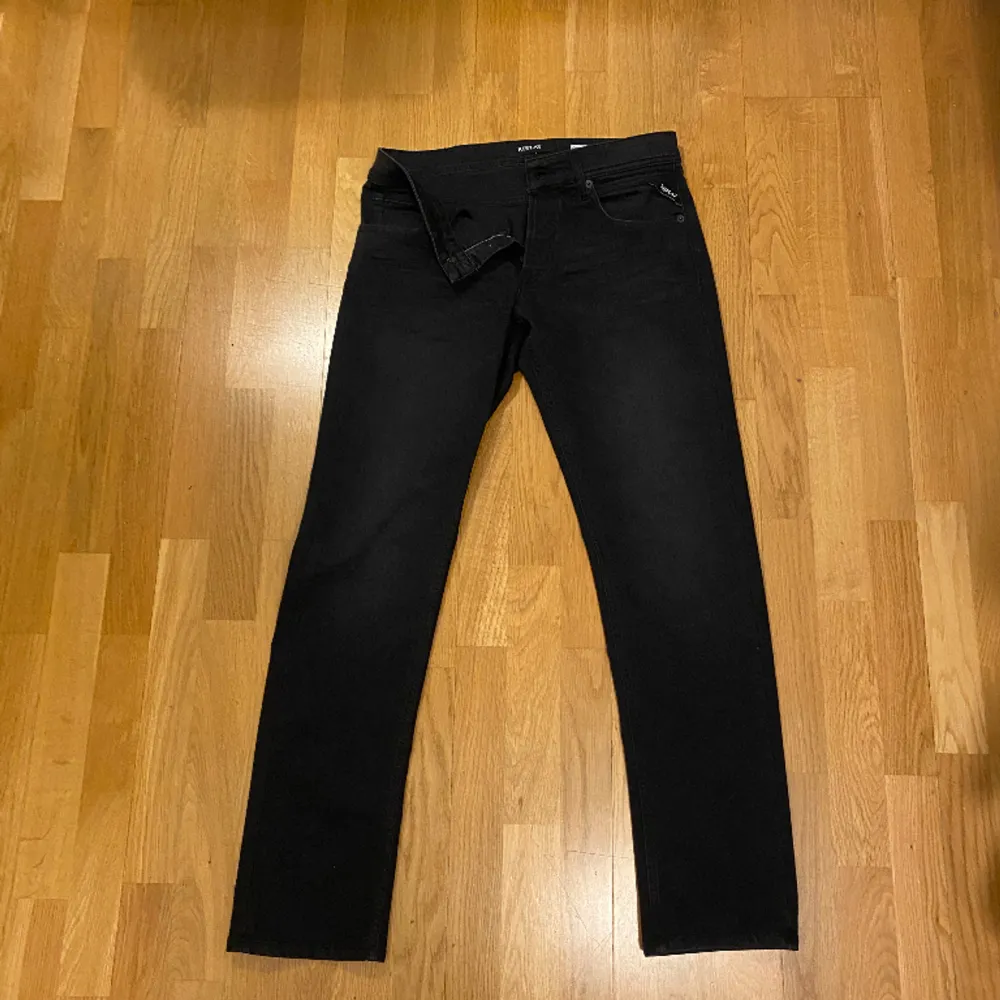Ett par sjukt feta svarta replay jeans i storlek W31 L32. | Nypris 1699 | Vårat pris endast 599kr | Skick 9/10 knappt använda | Hör av dig om du har frågor kring plagget!🔔. Jeans & Byxor.