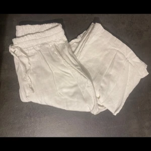 Snygga baggy lågmidjade linnebyxor - Säljer dessa supersnygga linnebyxorna som sitter lågmidjat, som på andra bilden. Jag köpte dem från en butik i Rom för 1.5 år sen. De är lite för korta på mig så de är knappt använda. Kontakta mig för mer info💗