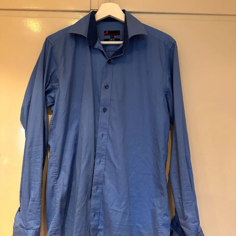 Blå slimfit skjorta från Dressmann storlek M  . Skjortor.