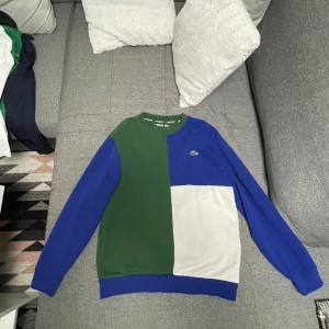 Lacoste sweatshirt - Lacoste sweatshirt i storlek M, tts Skick 9/10 inga tecken på användning Kontakta mig för mer info/bilder 😁