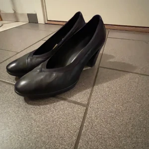 Klackar  - Fina svarta eleganta klackar från Ecco,  Fint använt skick 