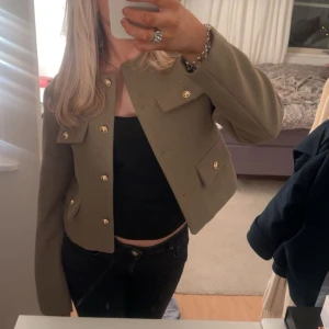 Grön jacka - Jätte fin lättare grön jacka från Zara, prislapp finns kvar och är bara testad💕 i storlek M men passar mindre då den är liten o storleken
