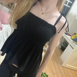 Svart topp sommar - Jättefin svart topp till sommaren storlek xxs använd fåtal gånger som ny 