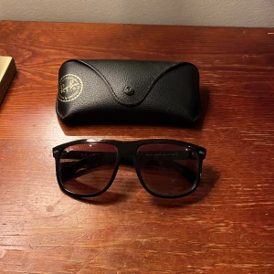 Ray Ban Boyfriend - Ett par Ray Ban boyfriend i mörkbrun färg, nyskick. Knappt använda, 9/10 skick. 