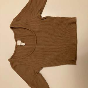Fin tröja med kortare passform från hm. Den är beige/brun. Använd 2 gånger och i fint skick.