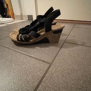 Klackar  - Fina klackar som passar perfekt till sommaren!  Fint använt skick 