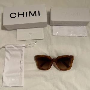Chimi 08 havana - Säljer dessa helt oanvända chimis i modellen 08 och färgen havana!! De är slutsålda på hemsidan och köpta för 1250 kr🤍 hör av dig vid frågor eller för fler bilder!