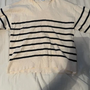 Stickad randig tröja - Stickad randig tröja från Gina från barnavdelningen. Storlek 146/152 men sitter som xs. 