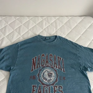 Vintage t-shirt - Storlek L oversize men i fint skick och denna är väldigt svår att hitta och kommer få dig att se skitsnygg ut! 